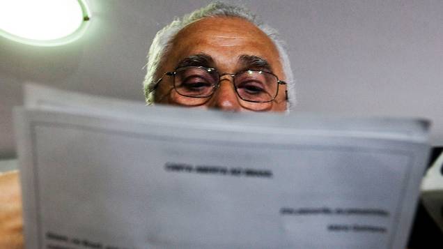 José Genoino lê carta aberta ao Brasil no diretório do PT em SP, em 10/10/2012