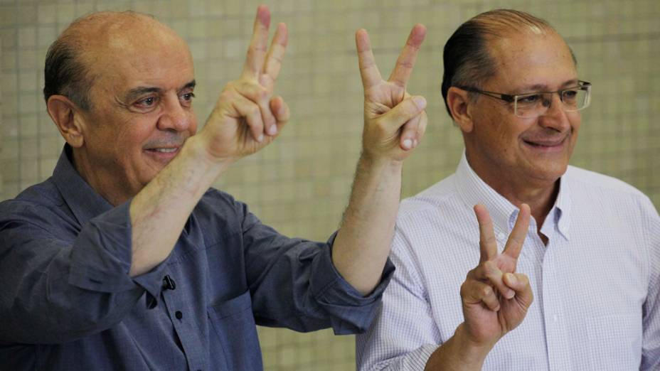 O governador de São Paulo Geraldo Alckmin posa para fotos ao lado do candidato a prefeitura Jose Serra (PSDB), após votar no colégio Santo Américo durante a manhã deste domingo