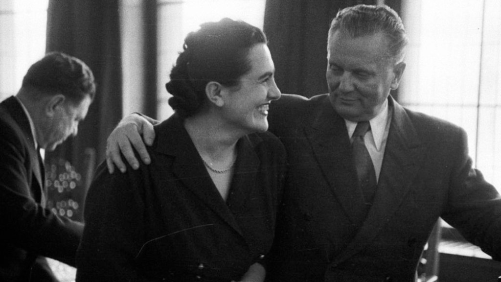 Jovanka Broz com o marechal Tito em 1953, em Belgrado