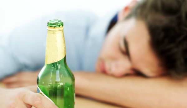 Álcool: Segundo estudo americano, ter amigo próximo que bebe é o principal fator de risco para que um jovem experimente bebida alcoólica