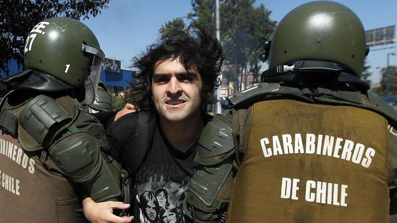 Jovem é detido durante marcha convocada pelas principais organizações estudantis do Chile