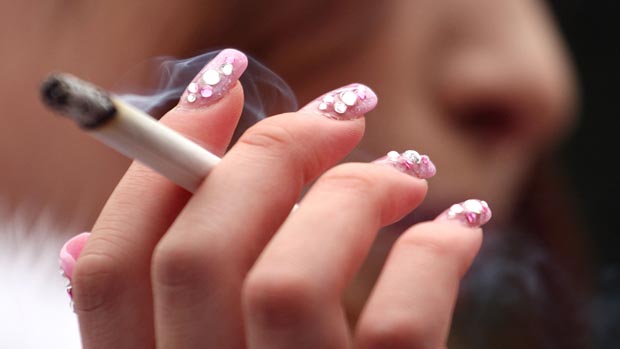 Jovem fumante nos Estados Unidos: estabilização no número de usuários de tabaco preocupa autoridades americanas