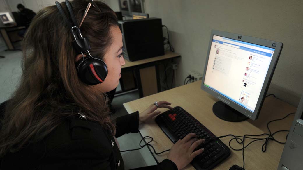Jovem usa internet