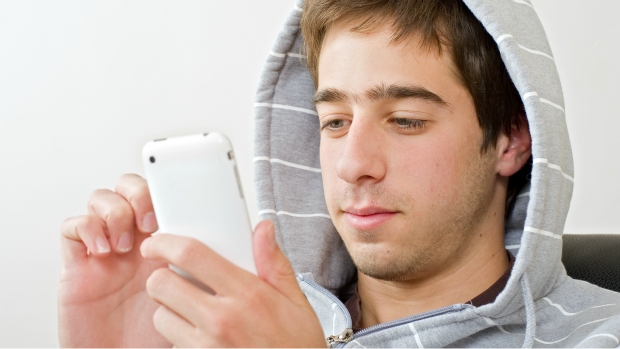 Uma pesquisa com estudantes universitários mostrou que aqueles que costumavam dormir pouco constantemente passavam mais tempo navegando na internet, principalmente em redes sociais, quando comparados com aqueles que estavam bem descansados