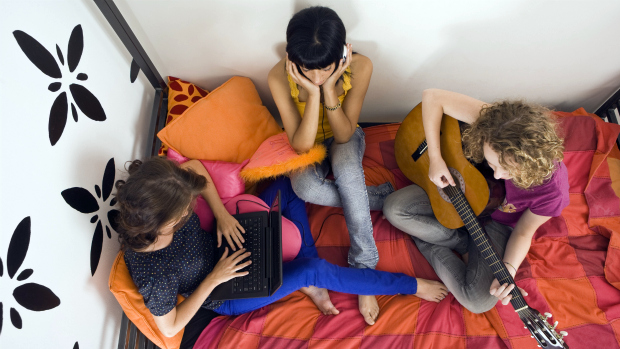 Internet não isola jovens, aponta estudo