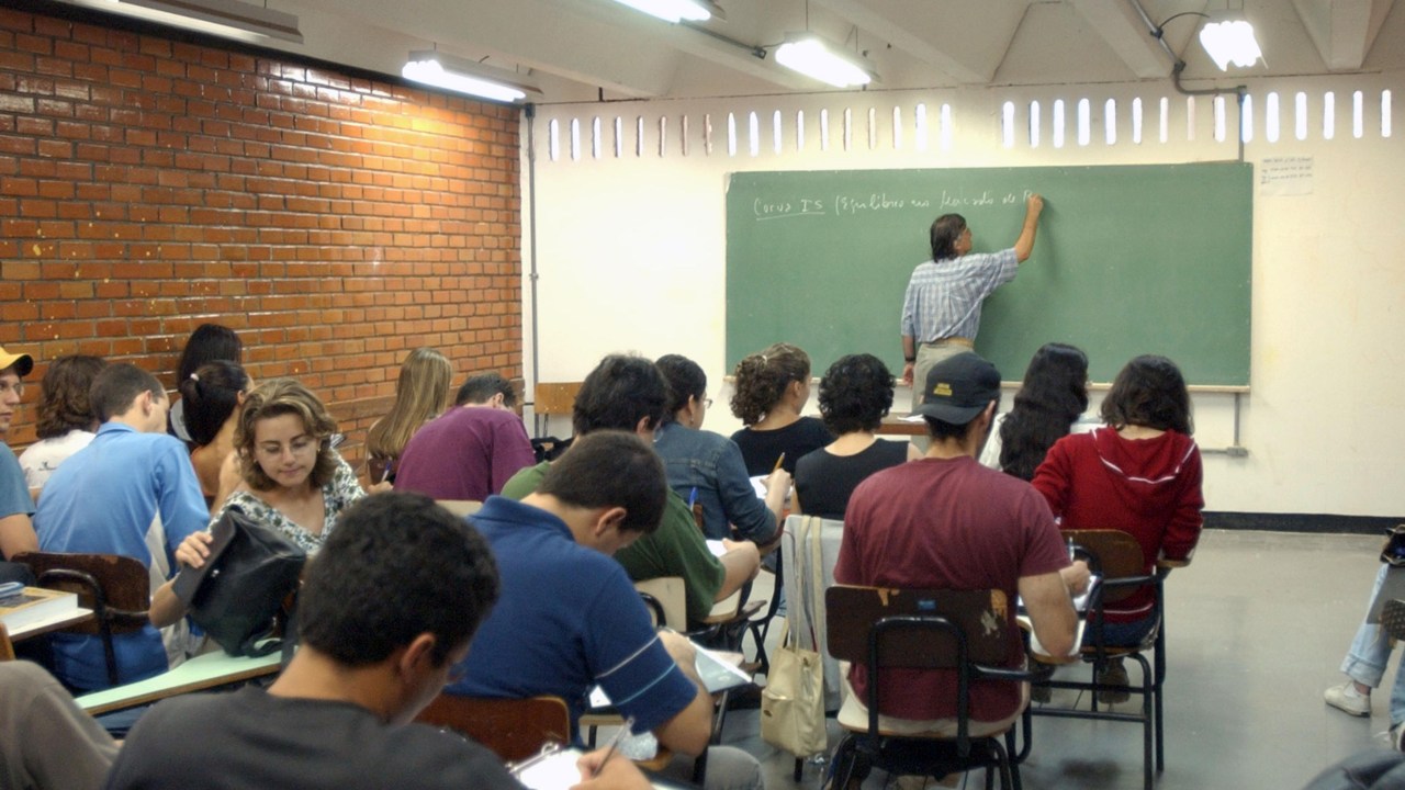 O total de matrículas na rede estadual de São Paulo caiu 32,2% – de 5,6 milhões para 3,8 milhões entre 2000 e 2014