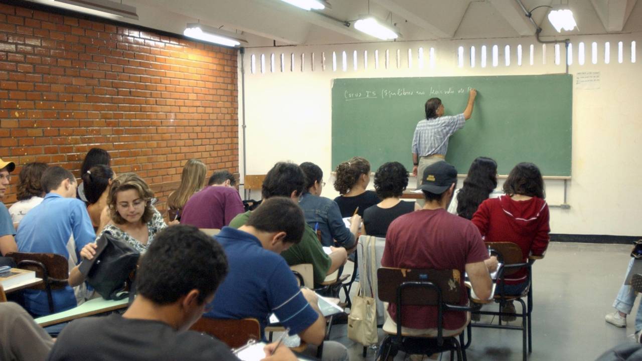 Estudantes do 3º ano do ensino médio se preparam para a prova do Enem