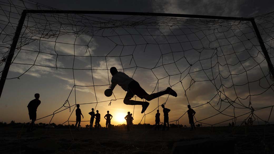 Jovens jogando futebol. Pesquisas mostram que variações de gene influencia desempenho de atletas