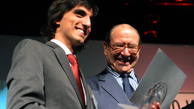 Roberto Civita entrega o prêmio Jovens Inspiradores 2012 para Miguel Andorffy