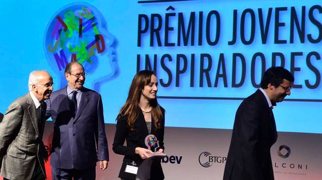 Vicente Falconi, Roberto Civita, Larissa Maranhão e André Esteves durante entrega do Prêmio Jovens Inspiradores 2012