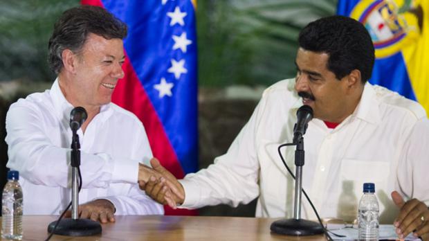 Juan Manuel Santos (esq), presidente da Colômbia, é recebido por Nicolás Maduro em Puerto Ayacucho, na Venezuela