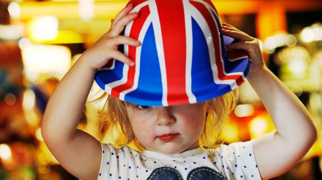 Scarlett Rose, de apenas 2 anos ajeita chapéu com a bandeira do Reino Unido antes da festa do Jubileu da rainha Elizabeth II em Sunbury-on-Thames, sudoeste de Londres