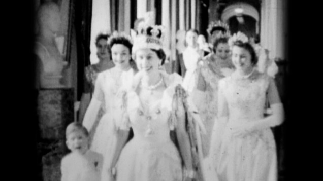 A rainha Elizabeth caminha com o príncipe Charles através do Corredor principal no Dia da Coroação no Palácio de Buckingham, Londres, em 2 de junho de 1953