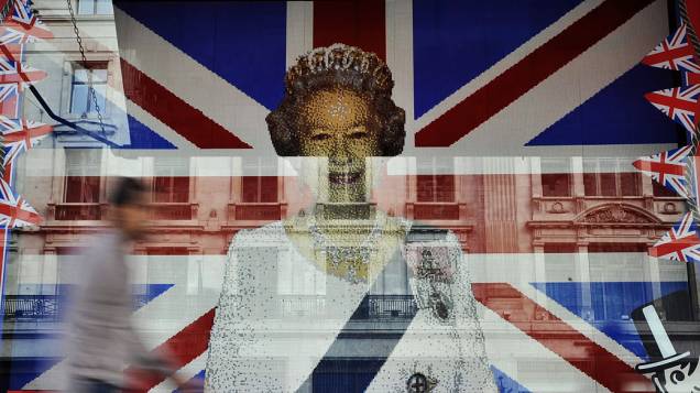 Janela da loja de brinquedos "Hamley" em Regent Street, Londres. Para marcar o jubileu, foi montada com peças de Lego, uma bandeira com a imagem da rainha Elizabeth II