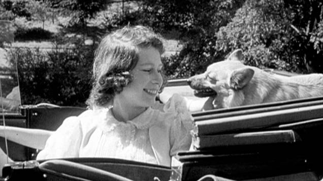 A rainha Elizabeth II, então princesa Elizabeth durante uma viagem de carro com seus pais e irmã em torno das terras do Castelo de Windsor em 1941