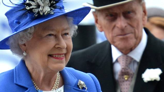 Jubileu: Elizabeth II e seu marido, príncipe Philip, chegam para primeiro dia de comemorações