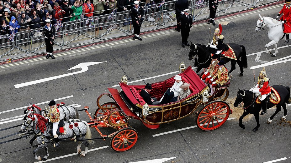 A rainha Elizabeth II desfila em carruagem pelas ruas de Londres, no último dia de comemoração de seu jubileu