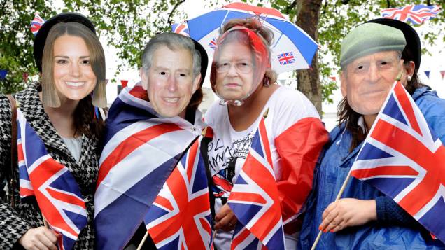 Ingleses usam máscaras com imagem dos membros da Família Real