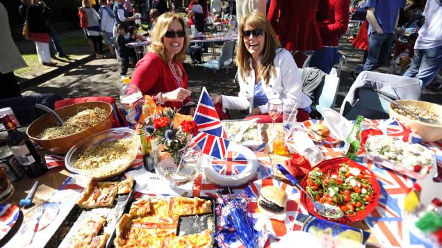 Praça de alimentação montada na rua, durante as comemorações do jublieu da Rainha Elizabeth II