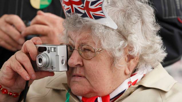 Mulher tira fotografias durante o jubileu da Rainha Elizabeth II, em Londres