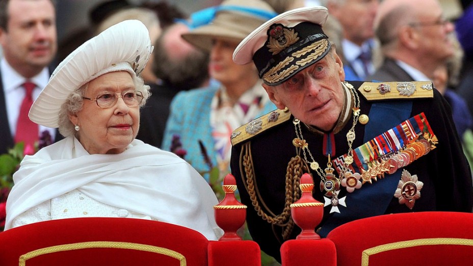 Rainha Elizabeth II e o marido, príncipe Philip, no desfile de barcos