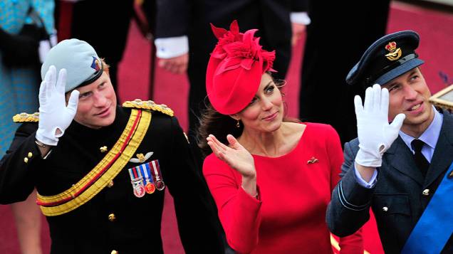 A duquesa de Cambridge, Catherine Middleton, entre os príncipes Harry e William