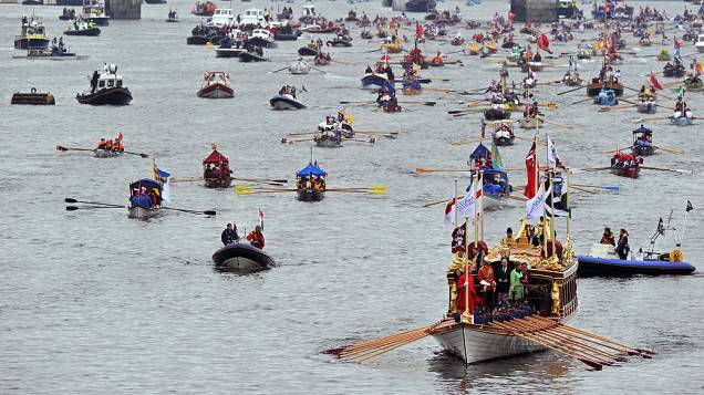 Desfile de barcos pelo rio Tamisa, durante o jubileu de diamante da Rainha Elizabeth, em Londres