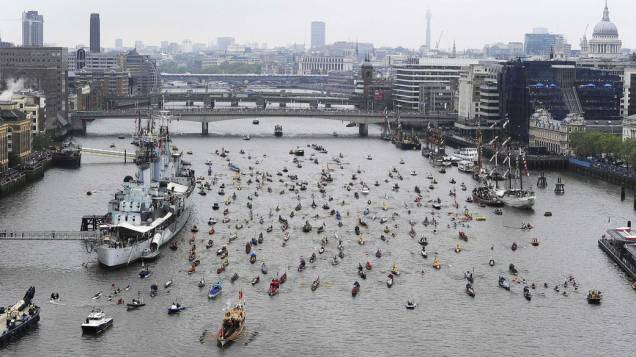Desfile de barcos pelo rio Tamisa, em Londres