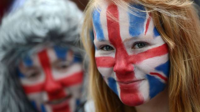 Menina com a bandeira do Reino Unido pintada no rosto, em Londres