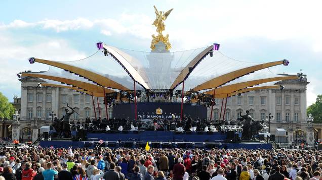 Palco montado em frente ao Palácio de Buckingham nas comemorações do jublieu de diamante da Rainha Elizaberth II