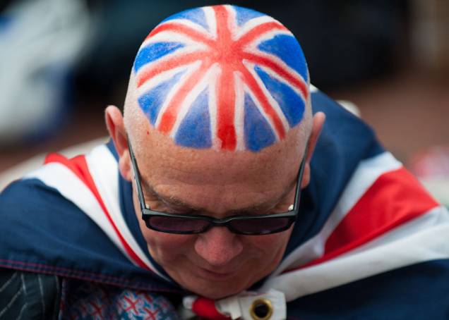 Homem com a bandeira do Reino Unido pintada na cabeça