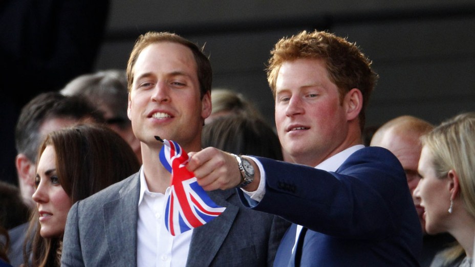 Os príncipes William e Harry durante show no Palácio de Buckingham