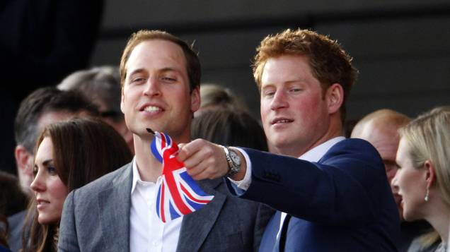 Os príncipes William e Harry durante show no Palácio de Buckingham