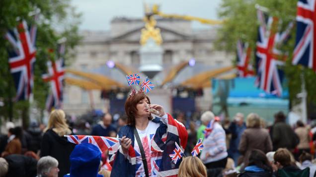 Ingleses comemoram o jubileu da Rainha Elizabeth II, nas proximidades do Palácio de Buckingham