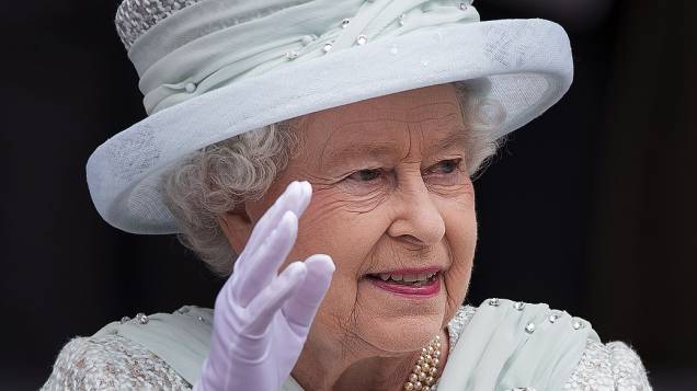 Elizabeth II celebra último dia do Jubileu de Diamante com missa