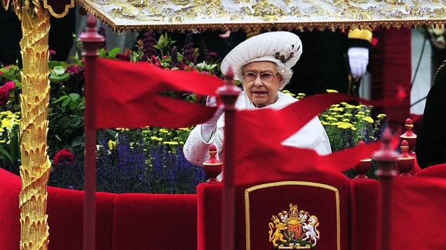 Elizabeth II acena para o público durante as festividades pelo jubileu de diamantes