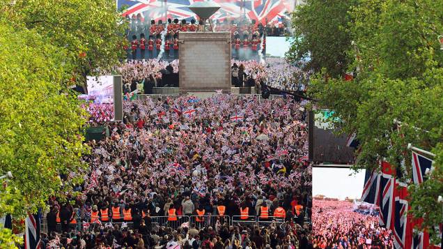 Público durante o concerto em homenagem à Rainha Elizabeth II no Jubileu de Diamante