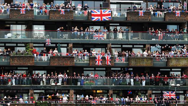 Ingleses aguardam o começo do segundo dia das celebrações do Jubileu de Diamante da rainha Elizabeth 2ª