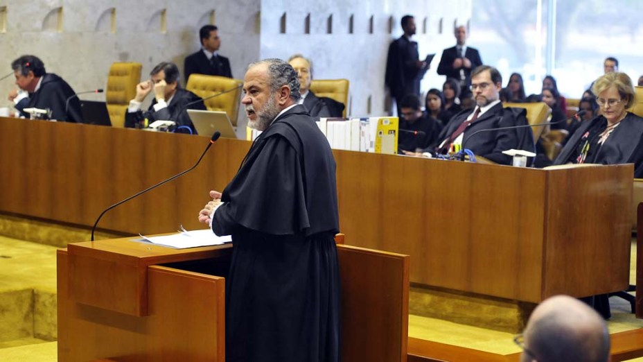 O advogado de defesa de Cristiano de Mello Paz, no plenário do STF, durante julgamento do mensalão, em 07/08/2012