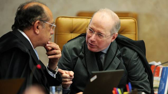 Ministros conversam no plenário do STF, durante julgamento do mensalão, em 07/08/2012