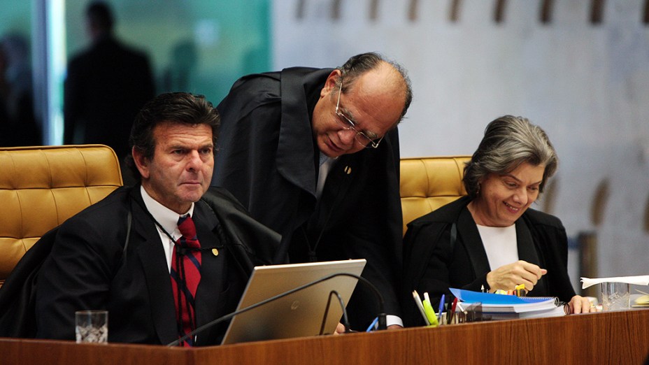 Ministros conversam ao retomar sessão de julgamento do mensalão após intervalo, em 07/08/2012