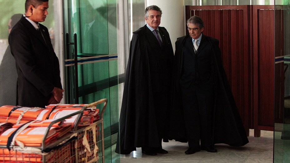 Ministros do STF entrando na plenária para início da sessão destinada ao julgamento do mensalão, em 13/08/2012