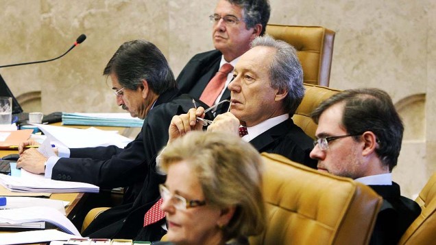 Ministros durante o nono dia do julgamento do mensalão, em 14/08/2012