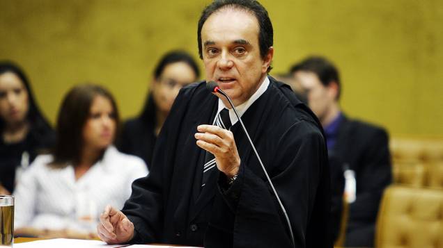 Advogado de defesa de João Magno de Moura, durante julgamento do mensalão, em 14/08/2012