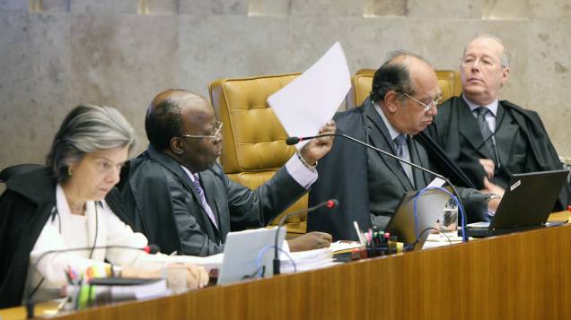Julgamento do mensalão retomado com voto do relator, ministro Joaquim Barbosa, em 16/08/2012