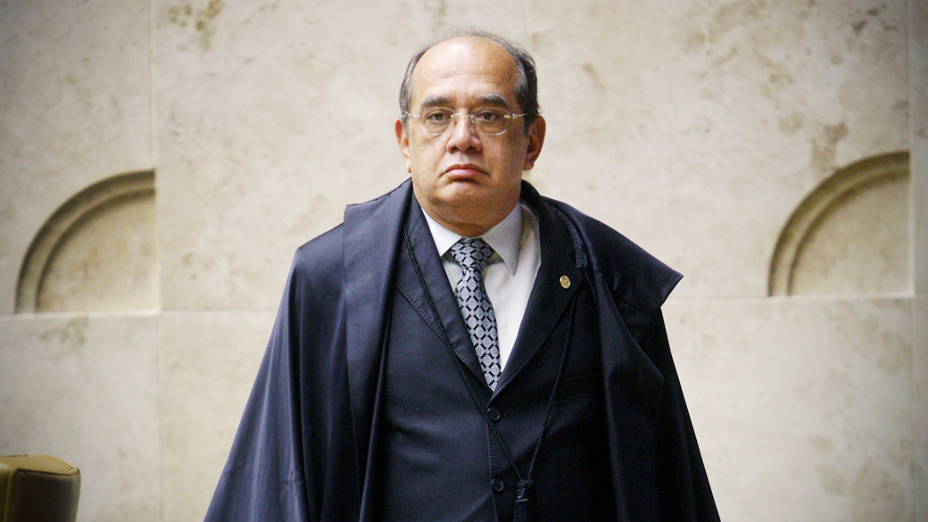 Ministro Gilmar Mendes durante sessão que julga o mensalão