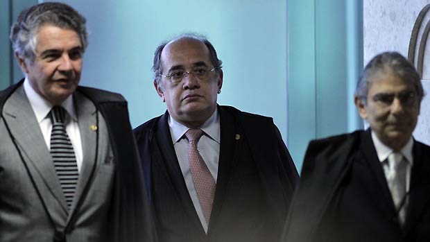 Os ministros Marco Aurélio, Gilmar Mendes e Ayres Britto durante o julgamento do mensalão, em 17/10/2012