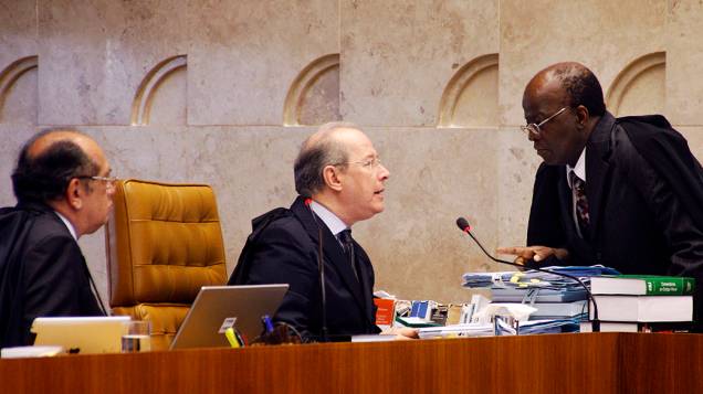 O presidente do STF, Joaquim Barbosa, conversa com ministros durante julgamento do mensalão, em 06/12/2012