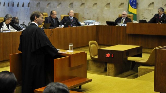 O advogado José Luis de Oliveira Lima, defensor do ex-ministro-chefe da Casa Civil José Dirceu, no plenário do STF, durante julgamento do mensalão, em 06/08/2012