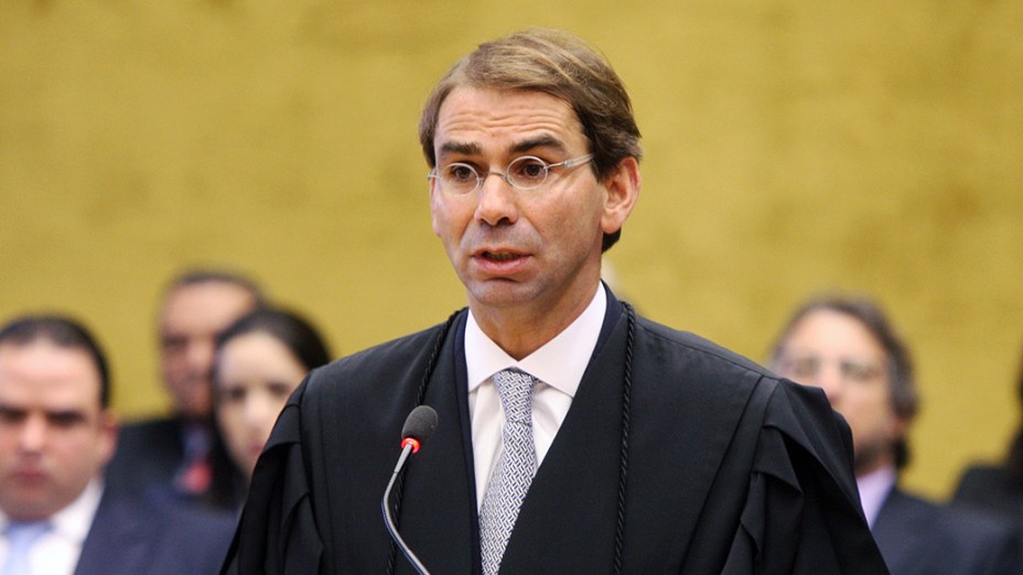 O advogado José Luis de Oliveira Lima, defensor do ex-ministro-chefe da Casa Civil José Dirceu, no plenário do STF, durante julgamento do mensalão, em 06/08/2012